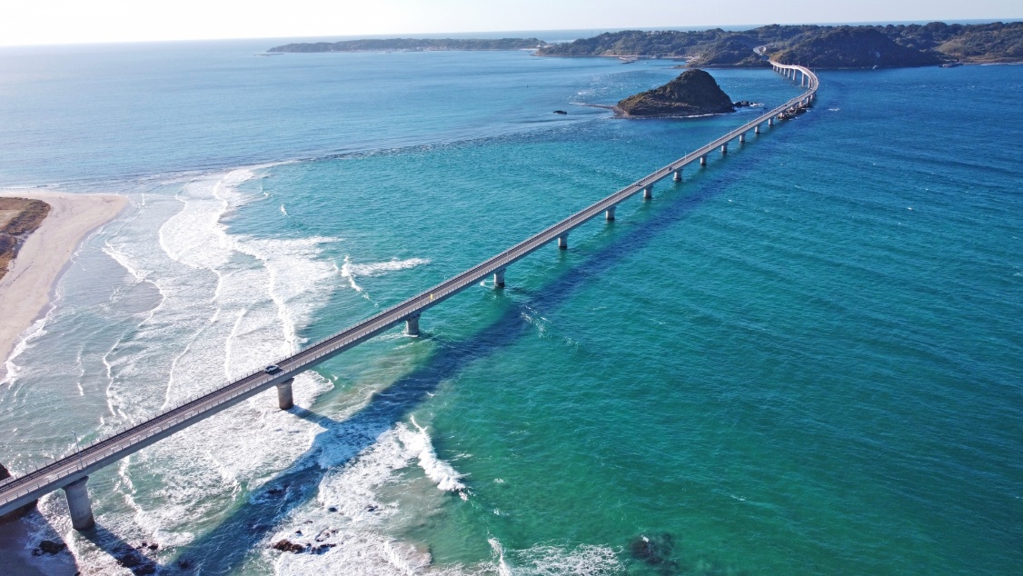 青い海に架かる橋
