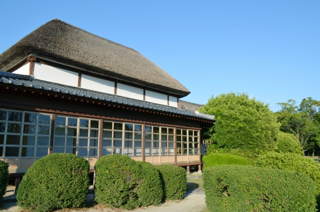 伝統的な日本家屋と生垣