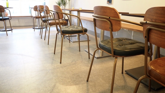 椅子が並ぶ作業スペース