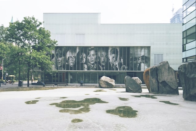 美術館と巨石