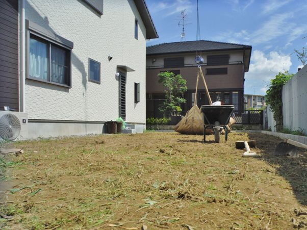 庭の草刈りをする人