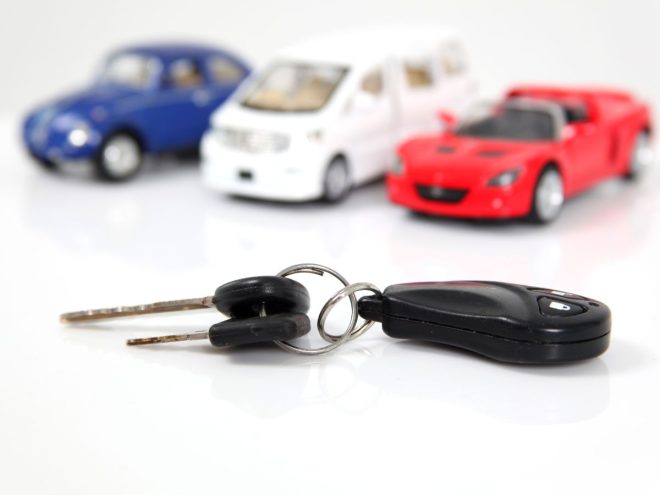 並んだ車の模型と置かれた鍵