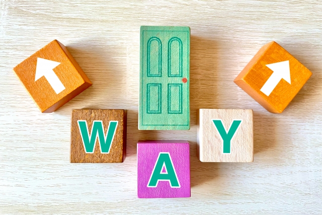 ドアとWAYと書かれた積み木