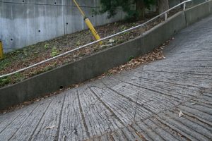 傾斜地の地面
