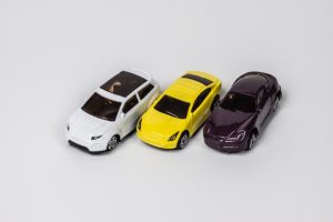 並列に3台並んだ車の模型