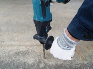 はつり作業（コンクリートに穴を開ける作業）