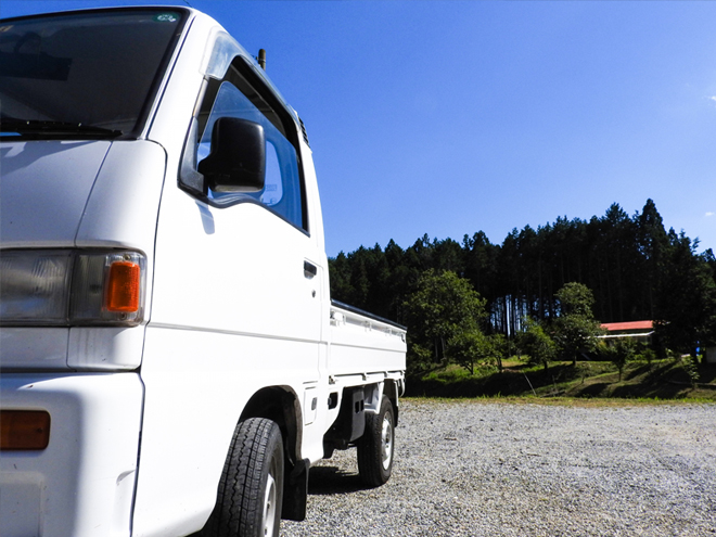 砂利式の駐車場と軽トラ