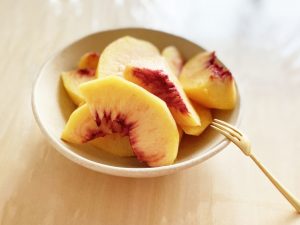 皿に置かれたネクタリンの実